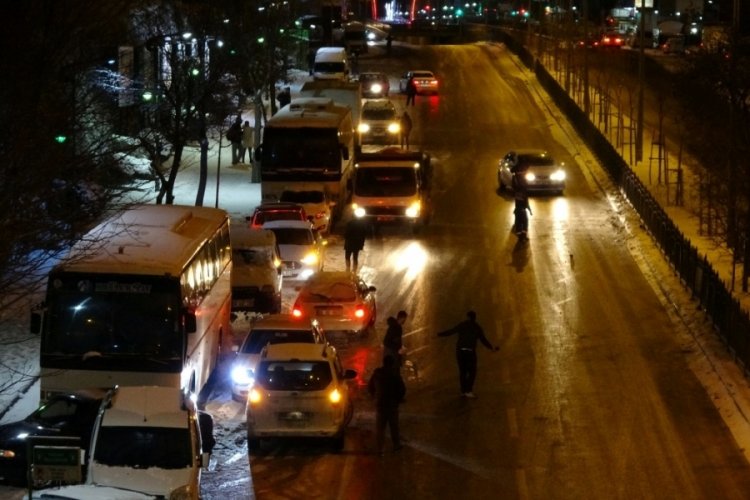Yozgat'ta yollar buz pistine d&ouml;nd&uuml;, 15 ara&ccedil; birbirine girdi