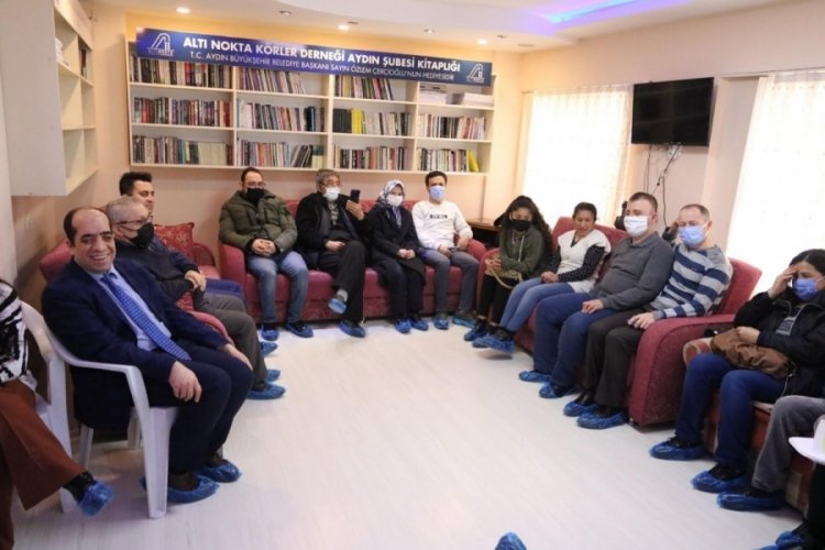 Aydın'da g&ouml;rme engelli bireylere kitap seslendirildi