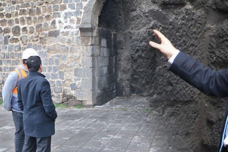 Diyarbakır surlarına  yakarak zarar verdiler