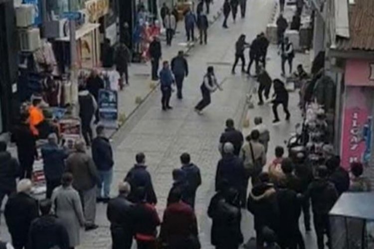 Gen&ccedil;ler, kaldırım taşlarıyla birbirlerine saldırdı