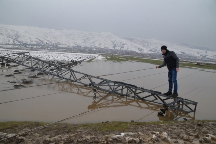 Fırtına elektrik direklerini devirdi