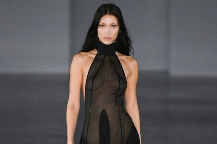 Bella Hadid podyuma transparan &ccedil;ıktı