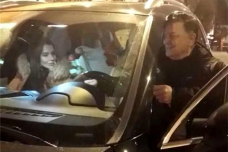 Yılmaz Vural, gen&ccedil; kadınlarla objektiflere takıldı