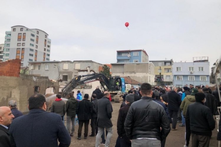 Bursa'da Başkan Yılmaz yıkımda ilk kep&ccedil;eyi vurdu