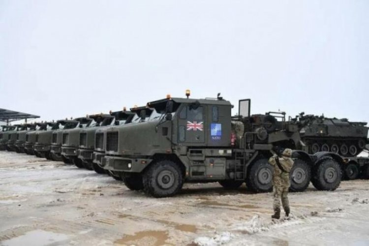 İngiltere'nin g&ouml;nderdiği tanklar Ukrayna sınırına ulaştı