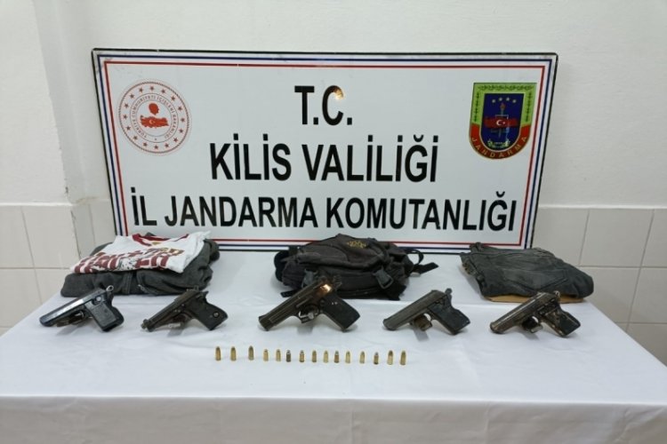 Kilis'te g&uuml;mr&uuml;k ka&ccedil;ağı tabancalar ele ge&ccedil;irildi