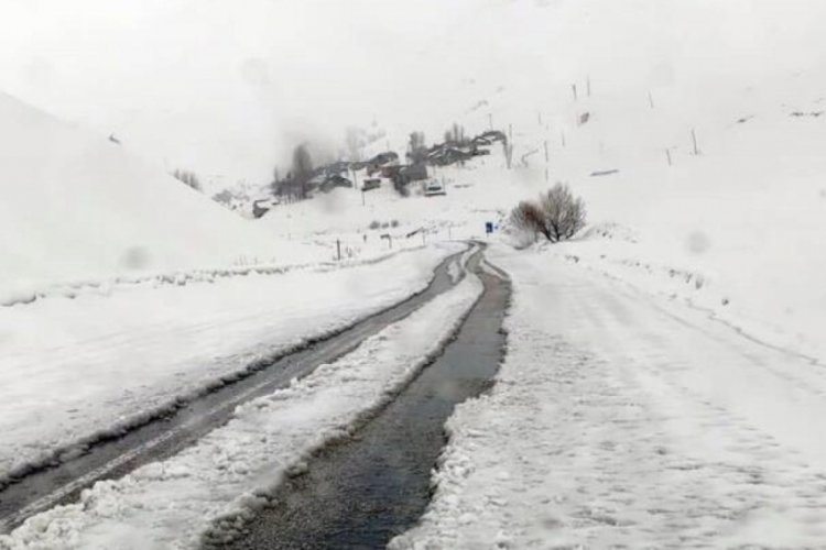 Hakkari'de Y&uuml;ksekova - Dağlıca karayolu &ccedil;ığ tehlikesi nedeniyle kapatıldı