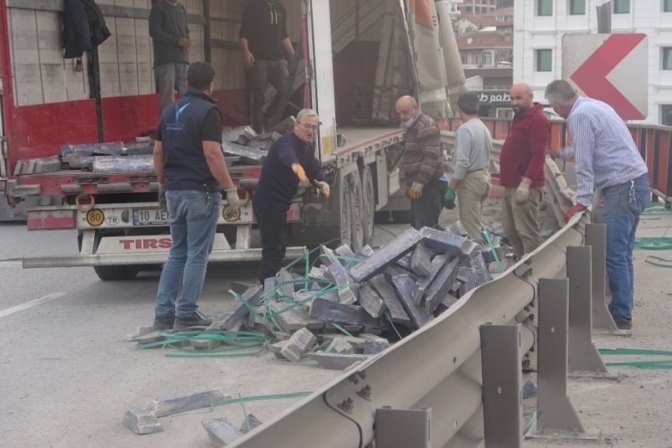 Yalova'da bariyere &ccedil;arpan tırdaki k&uuml;l&ccedil;e kurşun yola sa&ccedil;ıldı