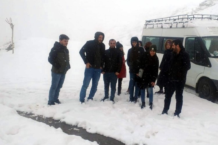 Siirt'te karda mahsur kalan 10 &ouml;ğretmen kurtarıldı