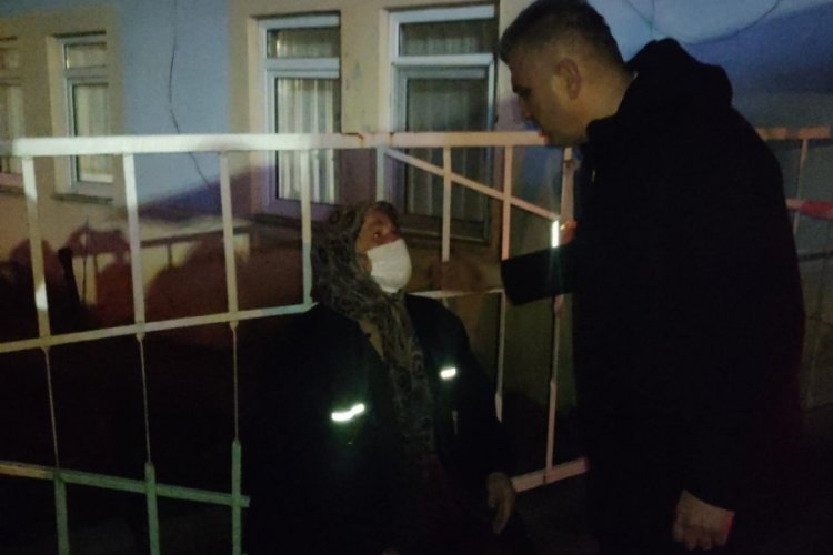 Alevlere teslim olan evinin s&ouml;nd&uuml;rme &ccedil;alışmalarını g&ouml;zyaşlarıyla izledi