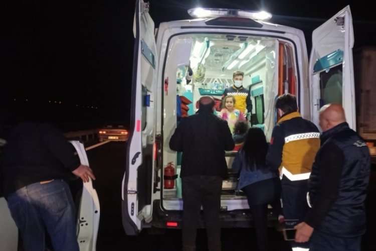Otoyolda kamyon ile otomobil &ccedil;arpıştı: 3 yaralı