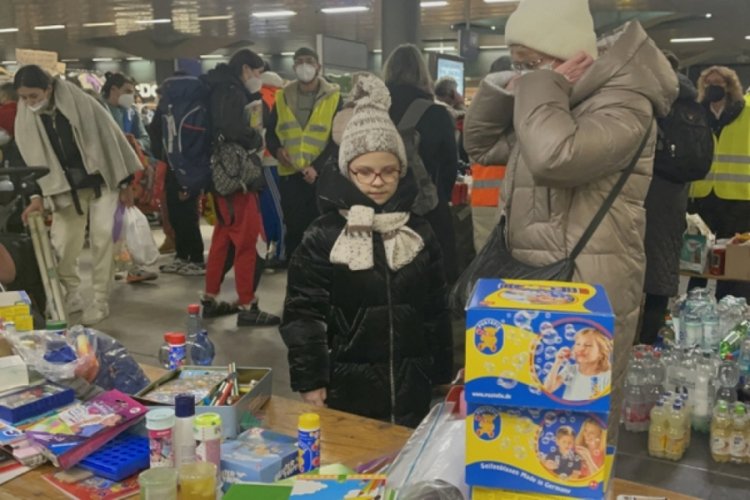 Ukrayna'dan gelenler Almanya'da karşılanıyor