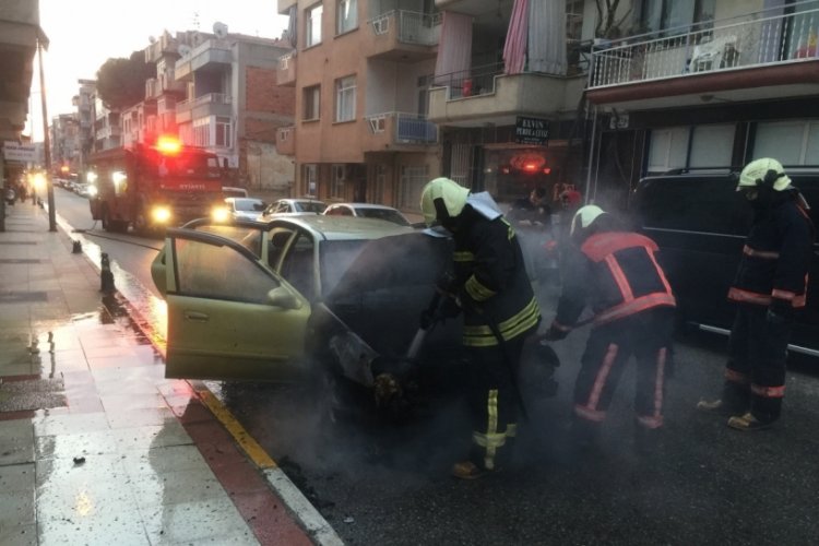 Otomobil bir anda alev aldı