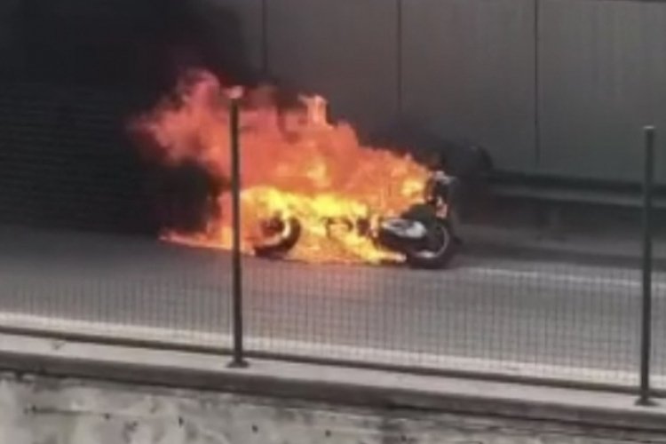 Bursa'da motosiklet alev aldı, s&uuml;r&uuml;c&uuml; canını zor kurtardı