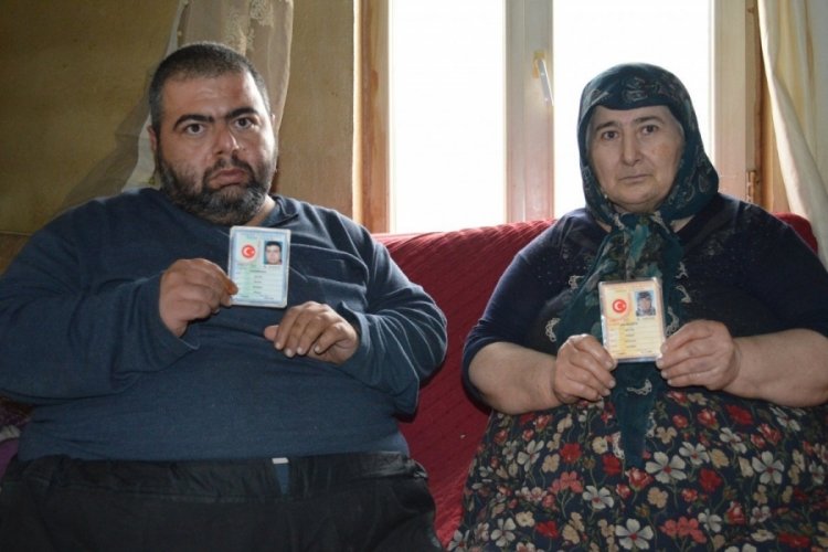 Yaşayan anne ve oğlunu &ouml;l&uuml; g&ouml;sterdiler