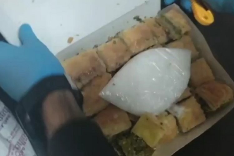 Baklava paketinden uyuşturucu &ccedil;ıktı