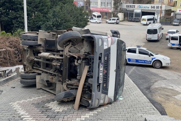 Yokuştan geri geri inmeye &ccedil;alışan kamyonet devrildi: 2 yaralı