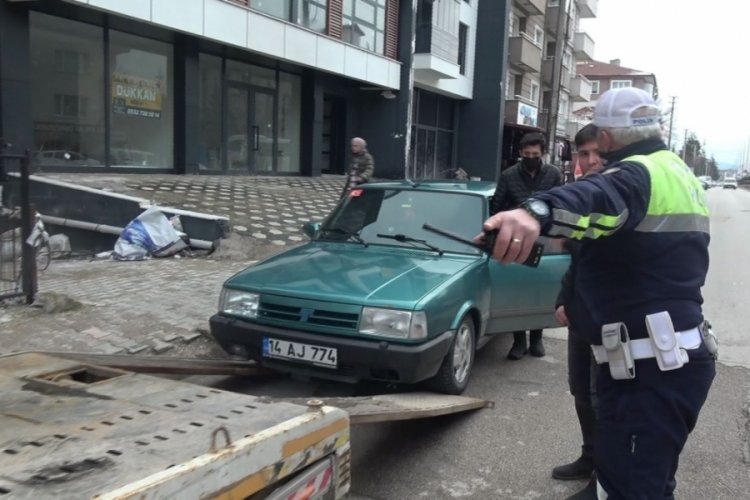 Polisi g&ouml;r&uuml;nce otomobilini bırakıp ka&ccedil;tı