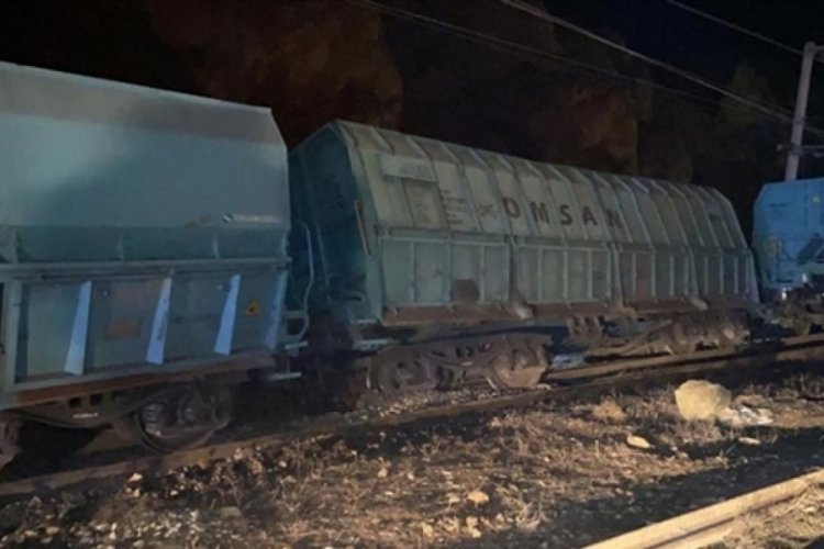 Demir cevheri y&uuml;kl&uuml; tren devrildi