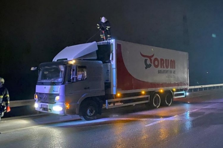 Et y&uuml;kl&uuml; kamyonda yangın
