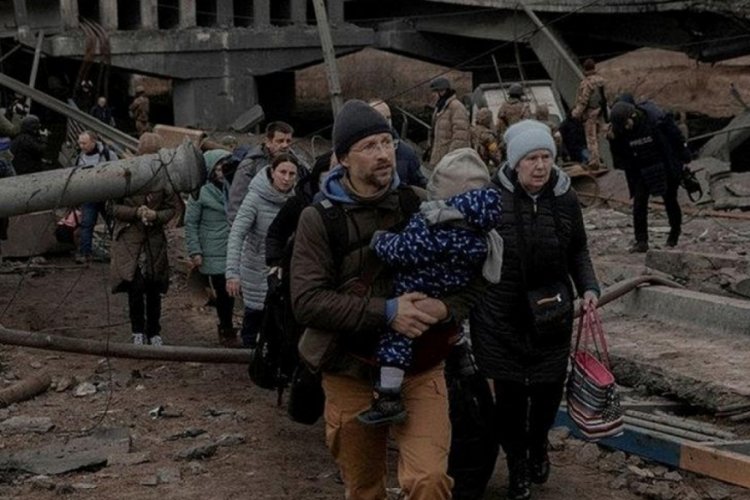 Ukrayna'da halk &ouml;l&uuml;mden ka&ccedil;mak i&ccedil;in yollara d&uuml;şt&uuml;
