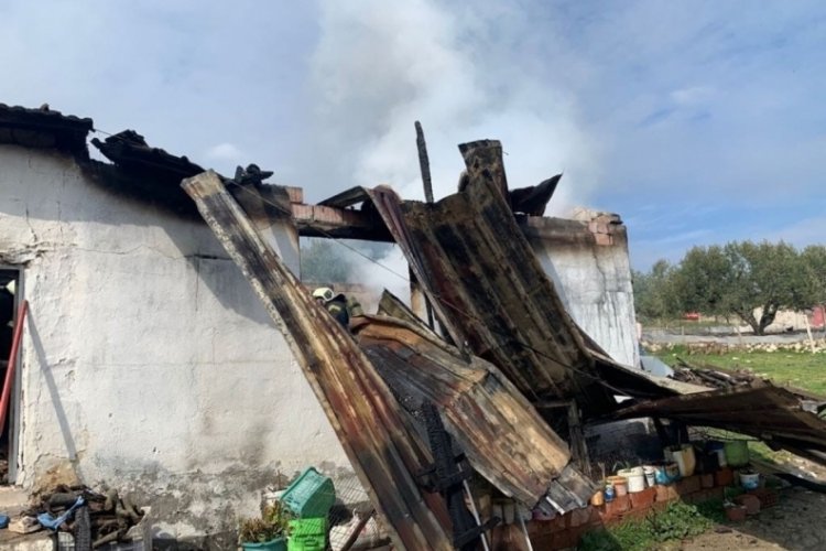 İki odalı ev yangında kullanılamaz hale geldi