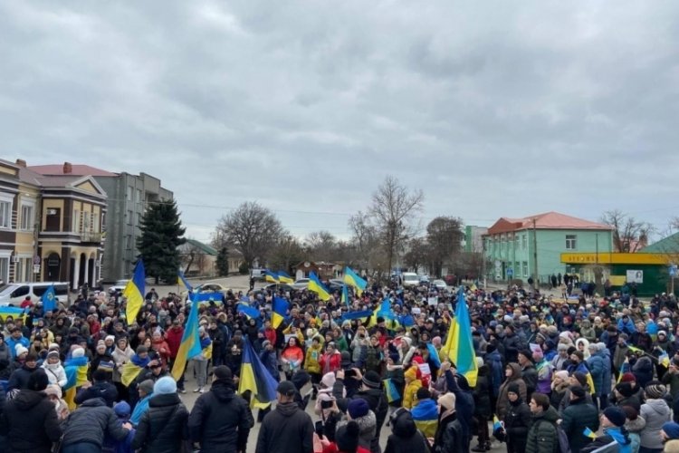 Ukraynalılar, Herson'da Rus ordusunu protesto etti