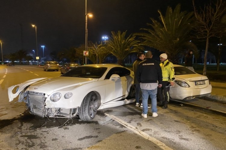 L&uuml;ks otomobil park halindeki otomobillere &ccedil;arptı