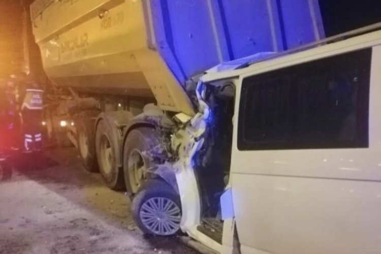 Emniyet şeridindeki kamyona &ccedil;arpan ara&ccedil; s&uuml;r&uuml;c&uuml;s&uuml; feci şekilde can verdi