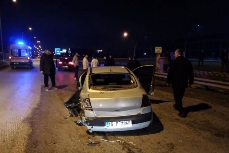 Bursa'da sollama kaza getirdi: 2 yaralı