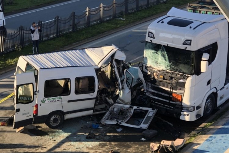 Okul servisi tıra &ccedil;arptı! 1 &ouml;l&uuml; 13 yaralı