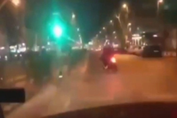 İstanbul'da ışıklara uymayan yayaya motosiklet &ccedil;arptı