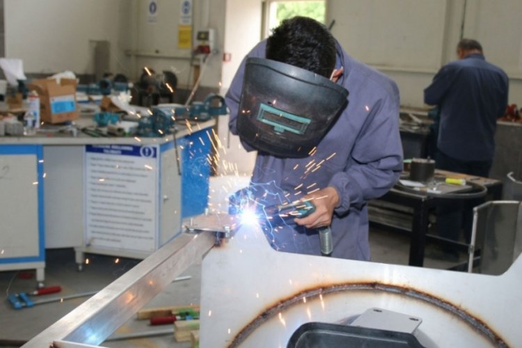 Sanayide &ccedil;alışan kişi başına &uuml;retim endeksi yıllık y&uuml;zde 4,2 arttı