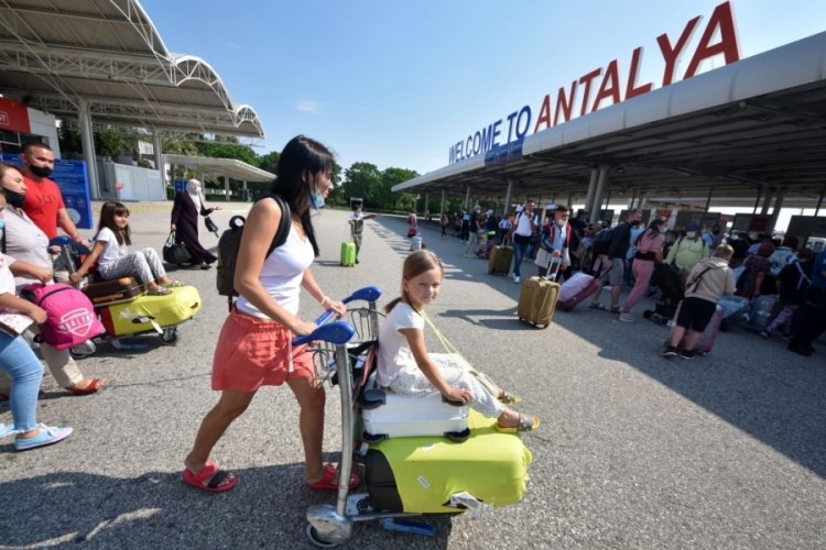 Almanya h&uuml;k&uuml;metinin kararı, Antalya'da tatilin &ouml;n&uuml;n&uuml; a&ccedil;tı