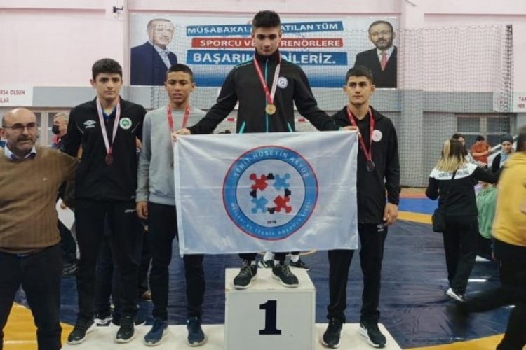 Bursalı Burak'tan g&uuml;reşte T&uuml;rkiye şampiyonluğu