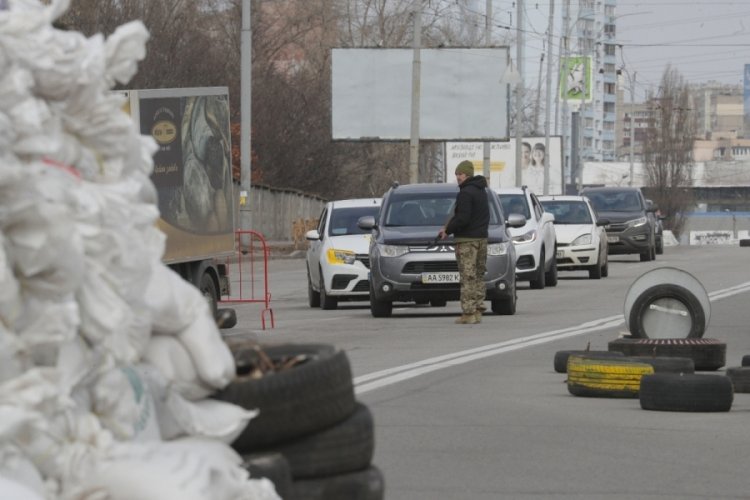 Kiev'de meydanlara barikatlar kuruldu!