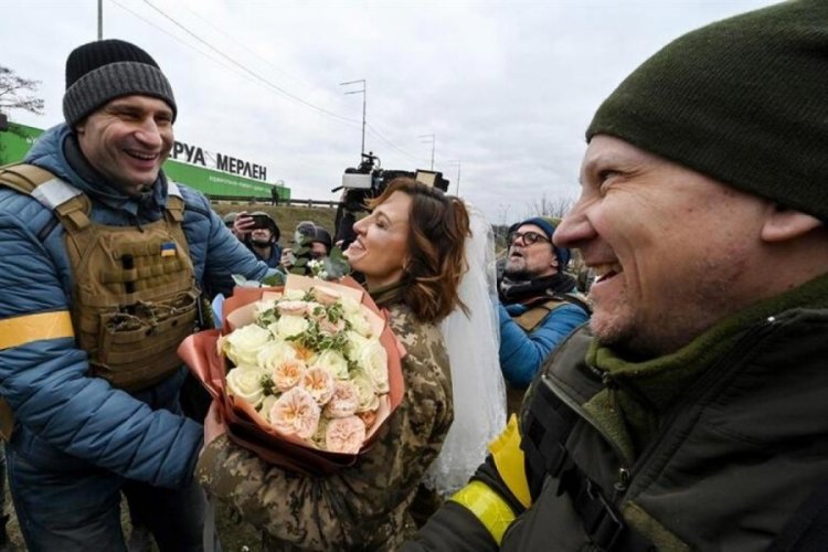Gelinlik yerine kamuflaj! Kiev'de kuşatma altında nikah