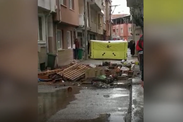 Bursa'da sinir krizi ge&ccedil;iren kadın ortalığı birbirine kattı!