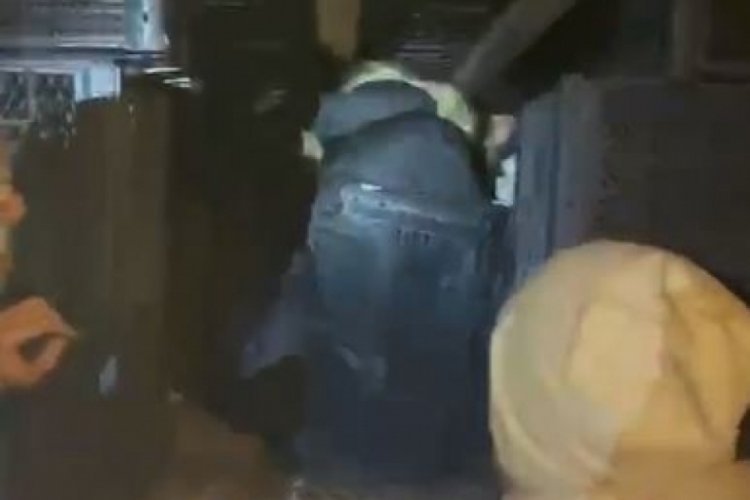 Sebze kasalarının arkasına gizlenmiş vaziyette 70 g&ouml;&ccedil;men yakalandı