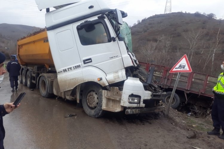 Ankara'da viraja hızlı giren &ccedil;ekici iki kamyona &ccedil;arptı