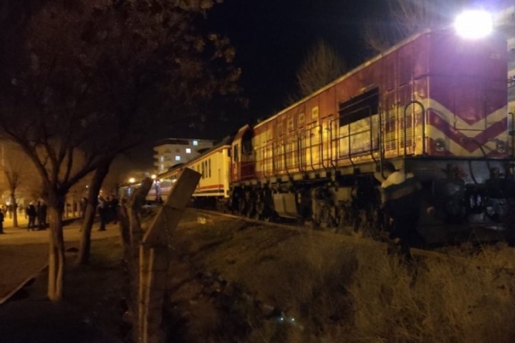 Diyarbakır'da trenin &ccedil;arptığı gen&ccedil; &ouml;ğretmen ağır yaralandı