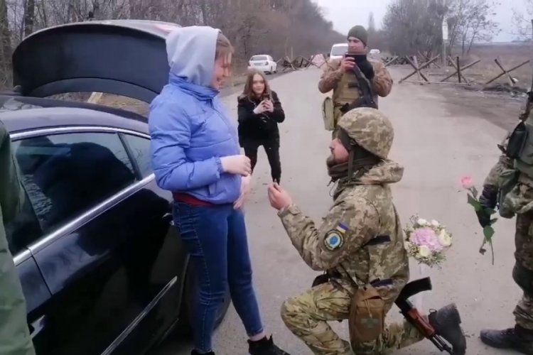 Ukraynalı askerden savaşın ortasında sevgilisine evlilik teklifi