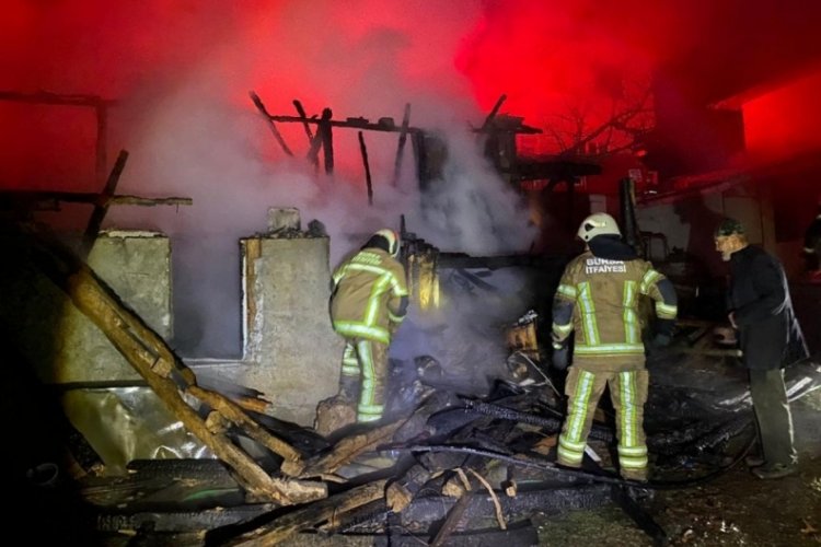 Bursa'da bir evin ardiyesi alev alev yandı
