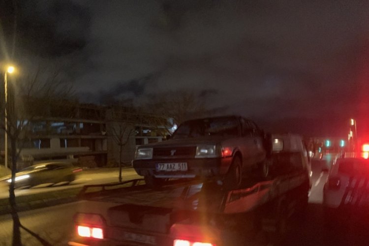 Ara&ccedil; &ouml;nce park halindeki otomobile, sonra millet bah&ccedil;esinin duvarına &ccedil;arptı: 2 yaralı