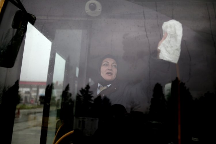 Bursa'nın kadın otob&uuml;s şof&ouml;r&uuml; hemcinslerine &ouml;rnek oluyor