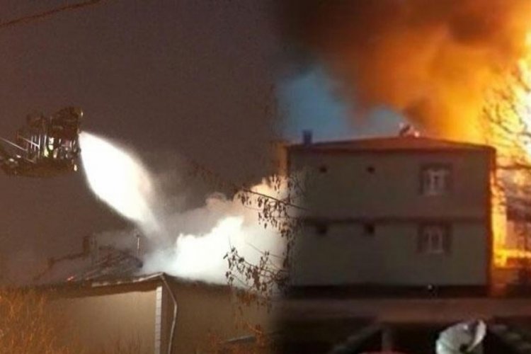 İstanbul'da 4 katlı binanın &ccedil;atısı alev alev yandı