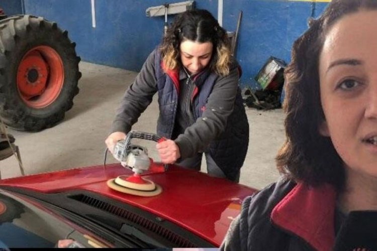 Evde sa&ccedil;ını, işte arabaları boyuyor