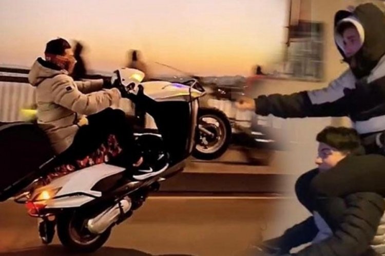 Omzunda taşıdığı arkadaşıyla motosiklet s&uuml;rd&uuml;
