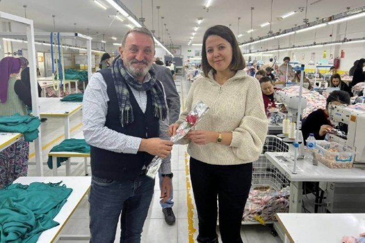 Bursa'da tekstil fabrikasından Kadınlar G&uuml;n&uuml; jesti