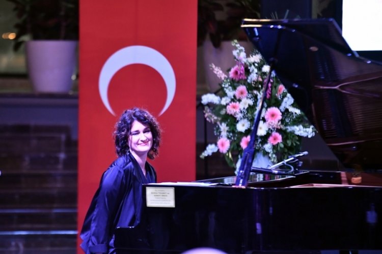 D&uuml;nyaca &uuml;nl&uuml; piyanist Bursa'dan seslendi